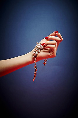 포토 JPG 스튜디오촬영 손 실내 들기 20대 신체부위 뷰티 한국인 손톱관리 네일아트 보석 젤네일 국내포토 모션 사람 동양인 청년 내부 광석 파일형식