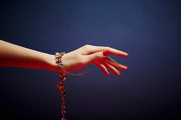 포토 JPG 스튜디오촬영 손 실내 들기 20대 신체부위 뷰티 한국인 손톱관리 네일아트 보석 젤네일 국내포토 모션 사람 동양인 청년 내부 광석 파일형식