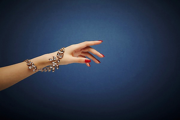 포토 JPG 스튜디오촬영 손 실내 들기 20대 신체부위 뷰티 한국인 손톱관리 네일아트 보석 젤네일 국내포토 모션 사람 동양인 청년 내부 광석 파일형식