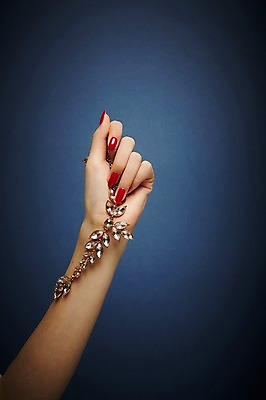 포토 JPG 스튜디오촬영 손 실내 들기 20대 신체부위 뷰티 한국인 잡기 손톱관리 네일아트 보석 젤네일 국내포토 모션 사람 동양인 청년 내부 광석 파일형식