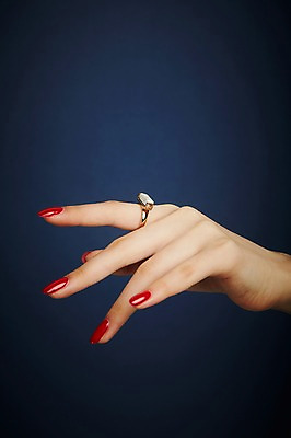 포토 JPG 스튜디오촬영 손 실내 들기 20대 신체부위 뷰티 한국인 반지 손톱관리 네일아트 보석 젤네일 국내포토 장신구 모션 사람 동양인 청년 내부 광석 파일형식