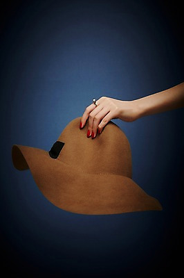 포토 JPG 스튜디오촬영 모자 손 실내 들기 20대 신체부위 뷰티 한국인 반지 손톱관리 네일아트 젤네일 국내포토 잡화 장신구 모션 사람 동양인 청년 내부 파일형식