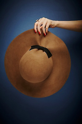 포토 JPG 스튜디오촬영 모자 손 실내 들기 20대 신체부위 뷰티 한국인 반지 손톱관리 네일아트 젤네일 국내포토 잡화 장신구 모션 사람 동양인 청년 내부 파일형식