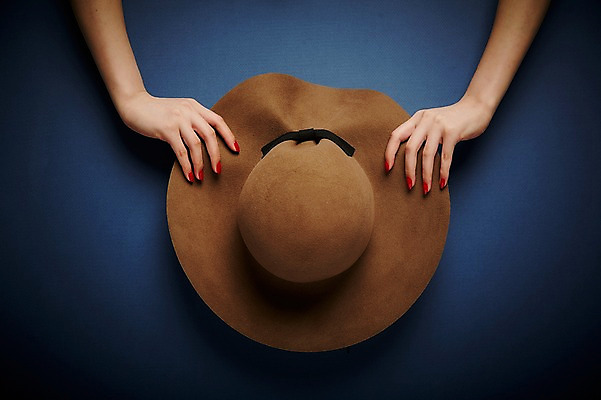 포토 JPG 스튜디오촬영 모자 손 실내 들기 20대 신체부위 뷰티 한국인 손톱관리 네일아트 젤네일 국내포토 잡화 모션 사람 동양인 청년 내부 파일형식