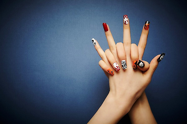 포토 JPG 스튜디오촬영 손 실내 20대 신체부위 뷰티 할로윈 한국인 손톱관리 네일아트 깍지 젤네일 국내포토 사람 동양인 손짓 청년 내부 파일형식