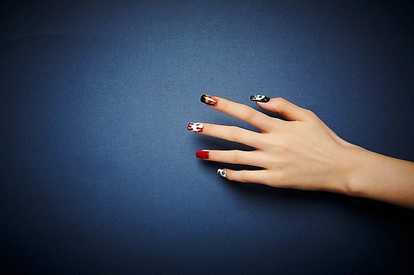 포토 JPG 스튜디오촬영 손 실내 20대 신체부위 뷰티 할로윈 한국인 손톱관리 네일아트 젤네일 국내포토 사람 동양인 청년 내부 파일형식