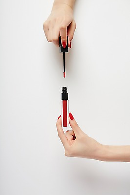 포토 JPG 스튜디오촬영 손 실내 들기 20대 신체부위 빨간색 뷰티 한국인 립스틱 손톱관리 네일아트 젤네일 국내포토 컬러 모션 사람 동양인 청년 내부 화장품 파일형식