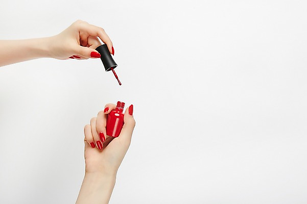 포토 JPG 스튜디오촬영 손 실내 들기 20대 신체부위 빨간색 뷰티 한국인 손톱관리 네일아트 매니큐어 젤네일 국내포토 컬러 모션 사람 동양인 청년 내부 화장품 파일형식