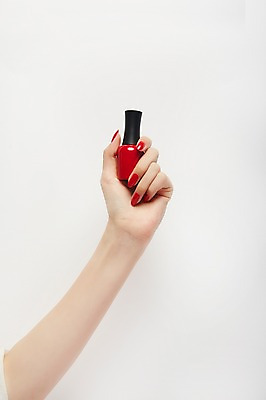 포토 JPG 스튜디오촬영 손 실내 들기 20대 신체부위 빨간색 뷰티 한국인 손톱관리 네일아트 매니큐어 젤네일 국내포토 컬러 모션 사람 동양인 청년 내부 화장품 파일형식