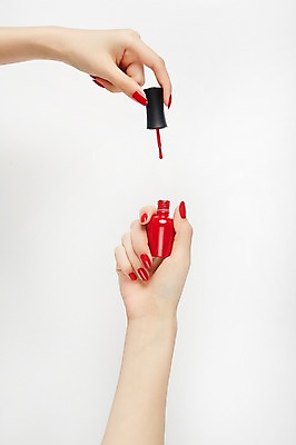 포토 JPG 스튜디오촬영 손 실내 들기 20대 신체부위 빨간색 뷰티 한국인 손톱관리 네일아트 매니큐어 젤네일 국내포토 컬러 모션 사람 동양인 청년 내부 화장품 파일형식