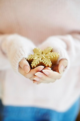 포토 JPG 손 크리스마스 크리스마스용품 눈꽃 실내 들기 아웃포커스 신체부위 오브젝트 국내포토 기념일 모션 눈_날씨 촬영기법 사람 내부 용품 파일형식