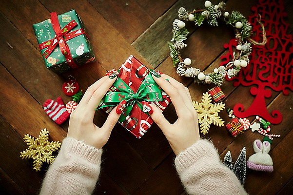 포토 JPG 손 크리스마스장식 크리스마스 크리스마스용품 눈꽃 실내 선물 신체부위 선물상자 오브젝트 나무바닥 크리스마스리스 국내포토 기념일 바닥 눈_날씨 사람 내부 상자 화환 용품 파일형식