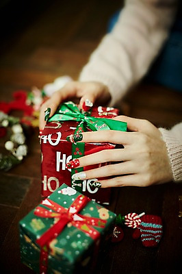 포토 JPG 손 크리스마스장식 크리스마스 크리스마스용품 실내 선물 아웃포커스 신체부위 선물상자 오브젝트 국내포토 기념일 촬영기법 사람 내부 상자 용품 파일형식