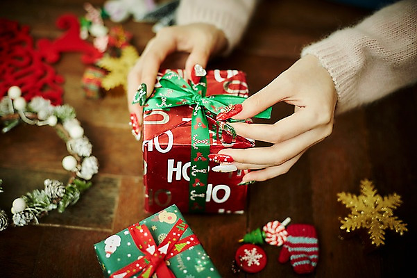 포토 JPG 손 크리스마스장식 크리스마스 크리스마스용품 실내 선물 아웃포커스 신체부위 오브젝트 나무바닥 크리스마스리스 국내포토 기념일 바닥 촬영기법 사람 내부 화환 용품 파일형식