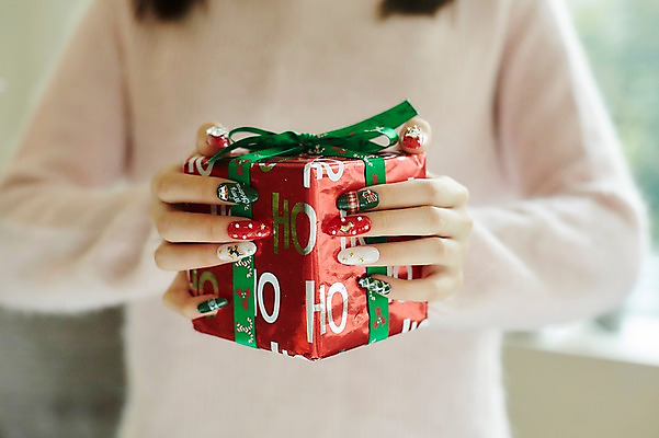 포토 JPG 손 크리스마스 크리스마스용품 실내 들기 상반신 앞모습 아웃포커스 신체부위 선물상자 네일아트 오브젝트 젤네일 국내포토 기념일 뷰포인트 모션 촬영기법 선물 사람 내부 상자 뷰티 용품 파일형식