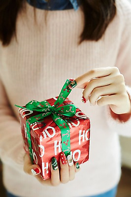 포토 JPG 손 리본 크리스마스 크리스마스용품 실내 선물 들기 상반신 앞모습 아웃포커스 신체부위 오브젝트 국내포토 기념일 뷰포인트 모션 촬영기법 사람 내부 용품 파일형식