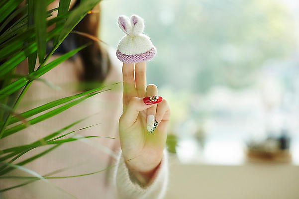 포토 JPG 손 크리스마스 크리스마스용품 나뭇잎 털모자 실내 아웃포커스 신체부위 네일아트 오브젝트 젤네일 국내포토 모자_잡화 기념일 잎 촬영기법 사람 내부 뷰티 용품 파일형식