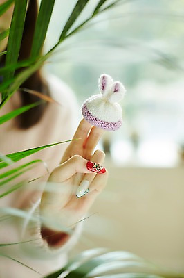 포토 JPG 손 크리스마스 크리스마스용품 나뭇잎 털모자 실내 아웃포커스 신체부위 네일아트 오브젝트 젤네일 국내포토 모자_잡화 기념일 잎 촬영기법 사람 내부 뷰티 용품 파일형식