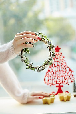 포토 JPG 손 크리스마스장식 크리스마스 크리스마스용품 실내 들기 아웃포커스 신체부위 크리스마스트리 오브젝트 크리스마스리스 국내포토 기념일 모션 촬영기법 사람 내부 화환 용품 파일형식