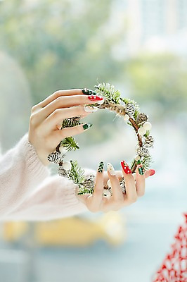 포토 JPG 손 크리스마스 크리스마스용품 실내 들기 아웃포커스 신체부위 네일아트 오브젝트 크리스마스리스 젤네일 국내포토 기념일 모션 촬영기법 사람 내부 뷰티 화환 용품 파일형식