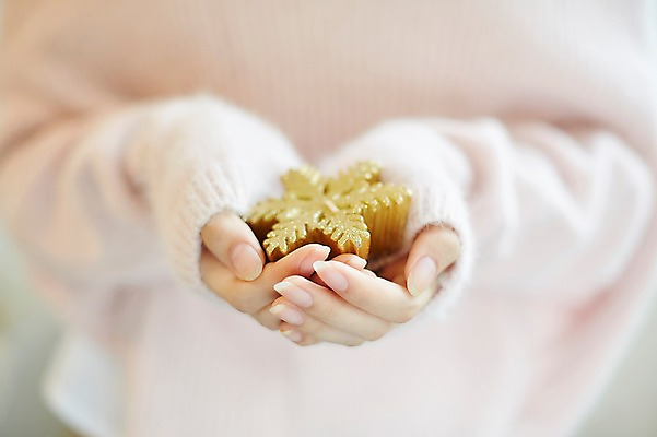 포토 JPG 손 크리스마스 크리스마스용품 눈꽃 실내 들기 아웃포커스 신체부위 오브젝트 국내포토 기념일 모션 눈_날씨 촬영기법 사람 내부 용품 파일형식