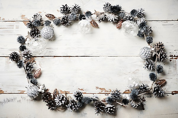 포토 JPG 스튜디오촬영 크리스마스 크리스마스용품 프레임 실내 사람없음 장식 오브젝트 솔방울 크리스마스리스 나무배경 국내포토 기념일 백그라운드 내부 화환 용품 파일형식