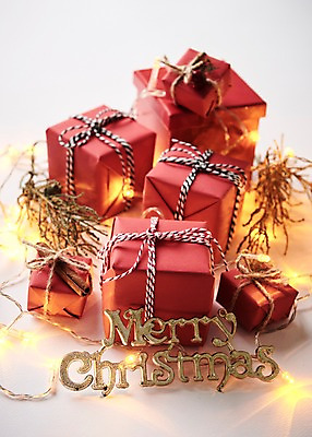 포토 JPG 스튜디오촬영 크리스마스 크리스마스용품 실내 사람없음 선물상자 오브젝트 꼬마전구 국내포토 기념일 전구 선물 내부 상자 용품 파일형식