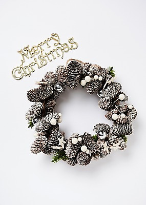 포토 JPG 스튜디오촬영 크리스마스 크리스마스용품 실내 사람없음 오브젝트 솔방울 크리스마스리스 국내포토 기념일 내부 화환 용품 파일형식