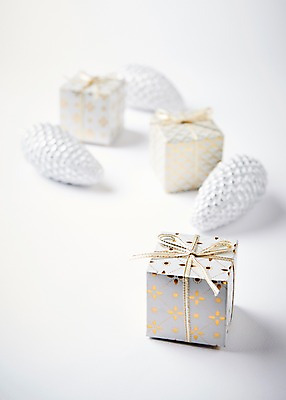 포토 JPG 스튜디오촬영 크리스마스장식 크리스마스 크리스마스용품 실내 사람없음 아웃포커스 선물상자 오브젝트 솔방울 국내포토 기념일 촬영기법 선물 내부 상자 용품 파일형식