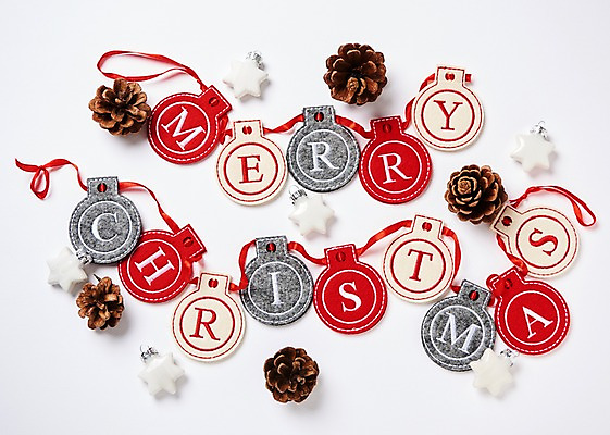 포토 JPG 스튜디오촬영 크리스마스장식 크리스마스 크리스마스용품 실내 사람없음 오브젝트 솔방울 가랜드 별장식 국내포토 기념일 별 내부 장식 용품 파티용품 파일형식