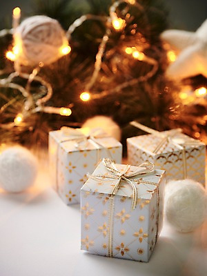 포토 JPG 스튜디오촬영 크리스마스장식 크리스마스 크리스마스용품 실내 사람없음 아웃포커스 선물상자 오브젝트 꼬마전구 국내포토 기념일 전구 촬영기법 선물 내부 상자 용품 파일형식