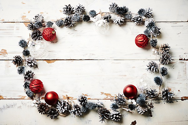 포토 JPG 스튜디오촬영 크리스마스장식 크리스마스 크리스마스용품 프레임 실내 사람없음 오브젝트 솔방울 크리스마스리스 나무배경 국내포토 기념일 백그라운드 내부 화환 용품 파일형식