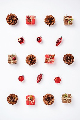 포토 JPG 스튜디오촬영 크리스마스장식 크리스마스 크리스마스용품 실내 사람없음 선물상자 장식볼 오브젝트 솔방울 국내포토 기념일 선물 내부 장식 상자 용품 파일형식