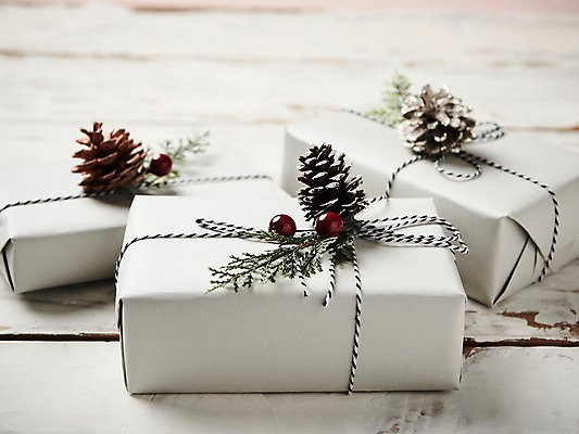 포토 JPG 스튜디오촬영 리본 크리스마스 크리스마스용품 실내 선물 사람없음 아웃포커스 오브젝트 솔방울 나무배경 국내포토 기념일 백그라운드 촬영기법 내부 용품 파일형식