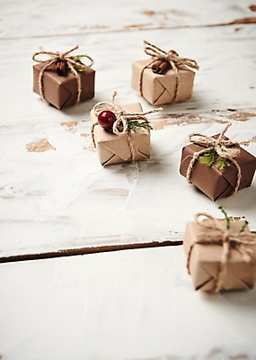 포토 JPG 스튜디오촬영 크리스마스 크리스마스용품 실내 사람없음 선물상자 오브젝트 나무배경 국내포토 기념일 백그라운드 선물 내부 상자 용품 파일형식