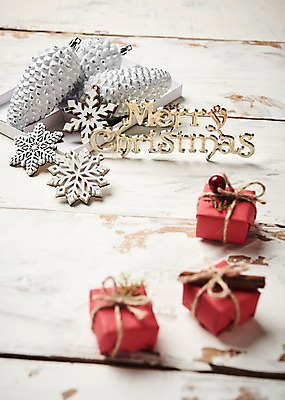 포토 JPG 스튜디오촬영 크리스마스장식 크리스마스 크리스마스용품 실내 사람없음 선물상자 오브젝트 솔방울 나무배경 국내포토 기념일 백그라운드 선물 내부 상자 용품 파일형식