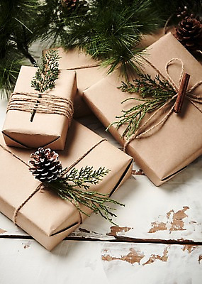 포토 JPG 스튜디오촬영 크리스마스 크리스마스용품 나뭇잎 실내 사람없음 선물상자 오브젝트 솔방울 나무배경 국내포토 기념일 백그라운드 잎 선물 내부 상자 용품 파일형식