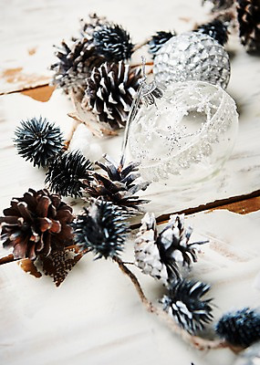 포토 JPG 스튜디오촬영 크리스마스장식 크리스마스 크리스마스용품 실내 사람없음 장식볼 오브젝트 솔방울 나무배경 국내포토 기념일 백그라운드 내부 장식 용품 파일형식