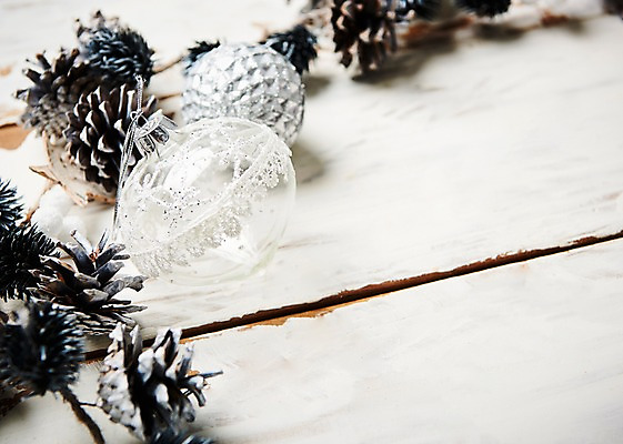 포토 JPG 스튜디오촬영 크리스마스장식 크리스마스 크리스마스용품 실내 사람없음 장식볼 오브젝트 솔방울 나무배경 국내포토 기념일 백그라운드 내부 장식 용품 파일형식