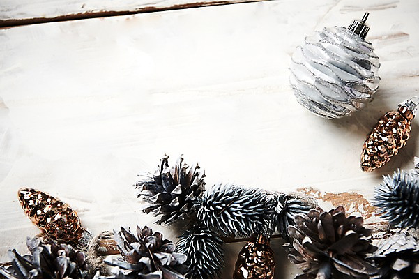 포토 JPG 스튜디오촬영 크리스마스장식 크리스마스 크리스마스용품 프레임 실내 사람없음 장식볼 오브젝트 솔방울 나무배경 국내포토 기념일 백그라운드 내부 장식 용품 파일형식