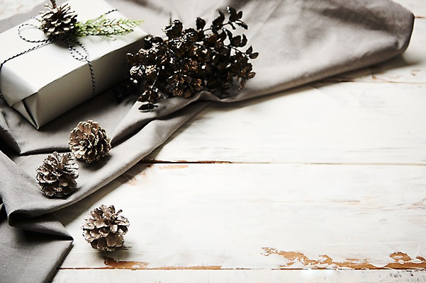 포토 JPG 스튜디오촬영 크리스마스 크리스마스용품 프레임 실내 선물 사람없음 천 오브젝트 솔방울 나무배경 국내포토 기념일 백그라운드 내부 직물 용품 파일형식