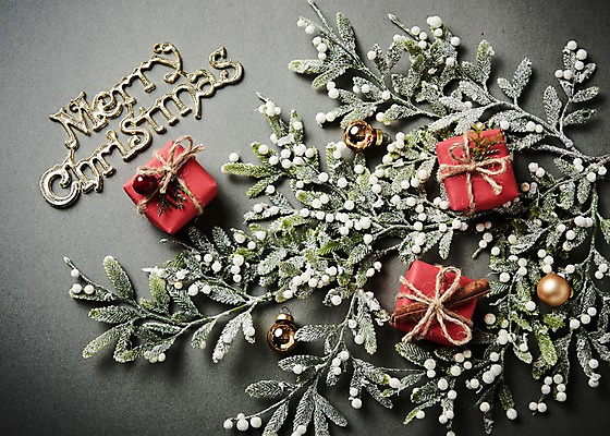 포토 JPG 스튜디오촬영 크리스마스장식 크리스마스 크리스마스용품 나뭇잎 실내 선물 사람없음 선물상자 장식볼 오브젝트 국내포토 기념일 잎 내부 장식 상자 용품 파일형식