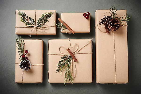 포토 JPG 스튜디오촬영 열매 크리스마스 크리스마스용품 나뭇잎 실내 사람없음 선물상자 나뭇가지 오브젝트 솔방울 국내포토 나무 식물 기념일 잎 선물 내부 상자 용품 파일형식