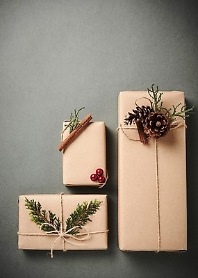 포토 JPG 스튜디오촬영 열매 크리스마스 크리스마스용품 나뭇잎 실내 선물 사람없음 선물상자 오브젝트 솔방울 국내포토 식물 기념일 잎 내부 상자 용품 파일형식