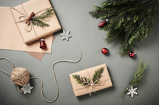 포토 JPG 스튜디오촬영 크리스마스장식 크리스마스 크리스마스용품 나뭇잎 실내 사람없음 선물상자 털실 실 오브젝트 국내포토 기념일 잎 선물 내부 상자 용품 파일형식