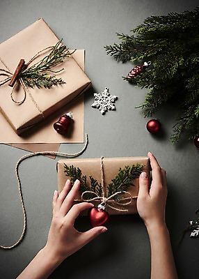 포토 JPG 스튜디오촬영 손 크리스마스장식 크리스마스 포장 크리스마스용품 나뭇잎 실내 선물 신체부위 선물상자 장식볼 오브젝트 국내포토 기념일 잎 사람 내부 장식 상자 용품 파일형식