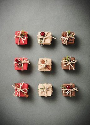 포토 JPG 스튜디오촬영 열매 크리스마스 크리스마스용품 나뭇잎 실내 사람없음 선물상자 나뭇가지 오브젝트 국내포토 나무 식물 기념일 잎 선물 내부 상자 용품 파일형식