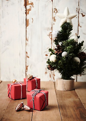 포토 JPG 스튜디오촬영 크리스마스 크리스마스용품 실내 사람없음 아웃포커스 선물상자 크리스마스트리 오브젝트 나무바닥 국내포토 기념일 바닥 촬영기법 선물 내부 상자 용품 파일형식