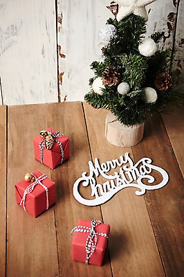 포토 JPG 스튜디오촬영 크리스마스 크리스마스용품 실내 사람없음 선물상자 크리스마스트리 오브젝트 나무바닥 국내포토 기념일 바닥 선물 내부 상자 용품 파일형식