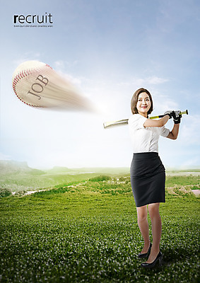 PSD 구름 편집 편집이미지 여자 하늘 한명 잔디 20대 야구 한국인 구직 야구방망이 비즈니스우먼 스윙 야구공 이미지편집 자연요소 식물 1 포즈 컨셉 비즈니스 공 사람 동양인 청년 구기 야구용품 직장인 파일형식